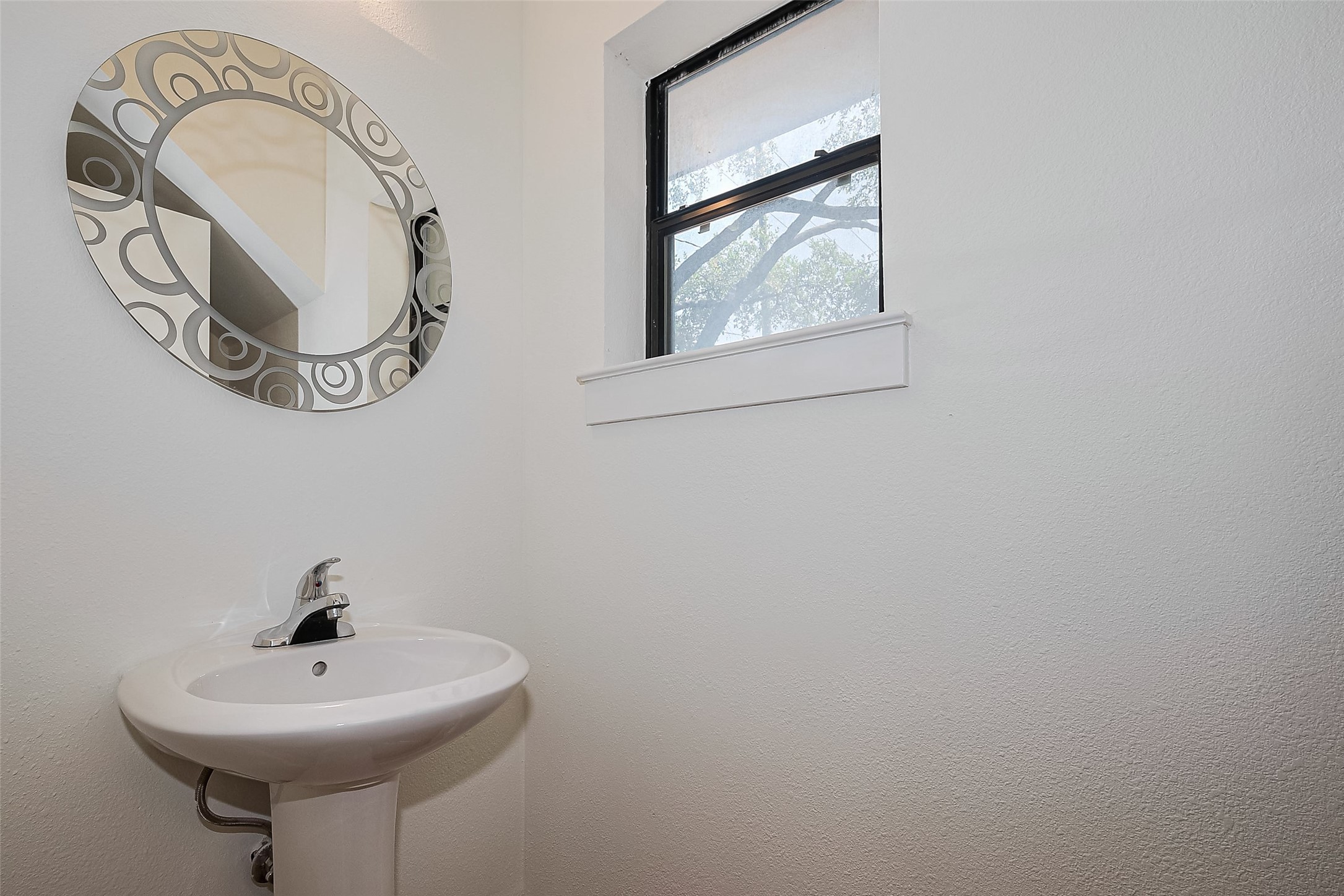 4331 Eigel Street Houston, TX 77007 - Photo 22 of 38 a bathroom with a sink and a mirror