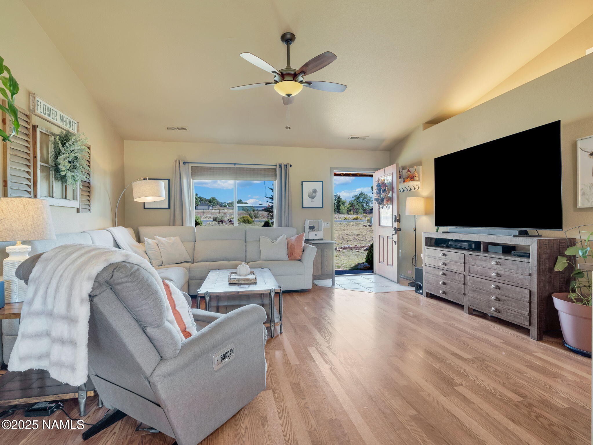 8390 Stardust Trail Flagstaff, AZ 86004 - Photo 5 of 27 Family room