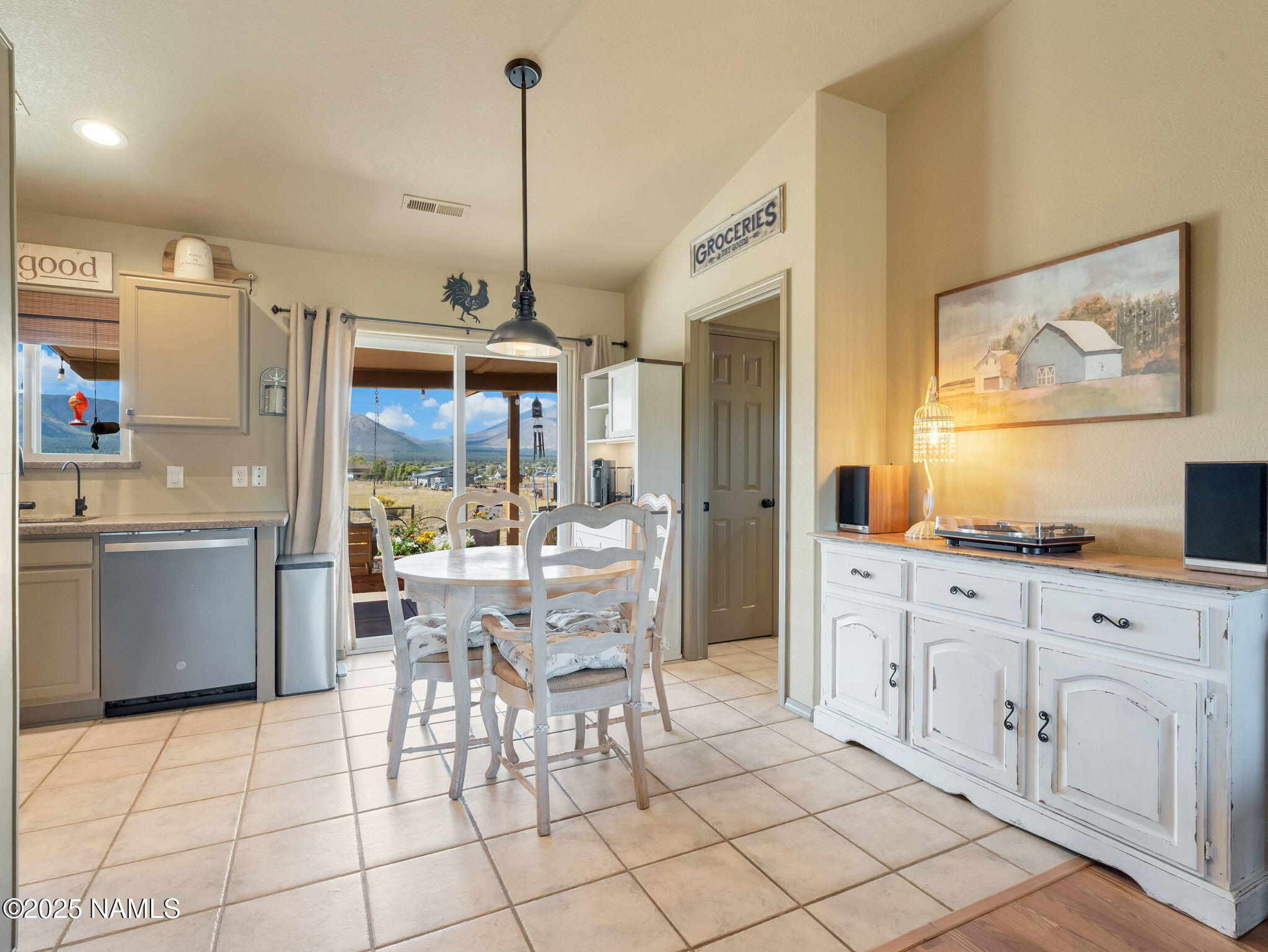 8390 Stardust Trail Flagstaff, AZ 86004 - Photo 7 of 27 Eat in