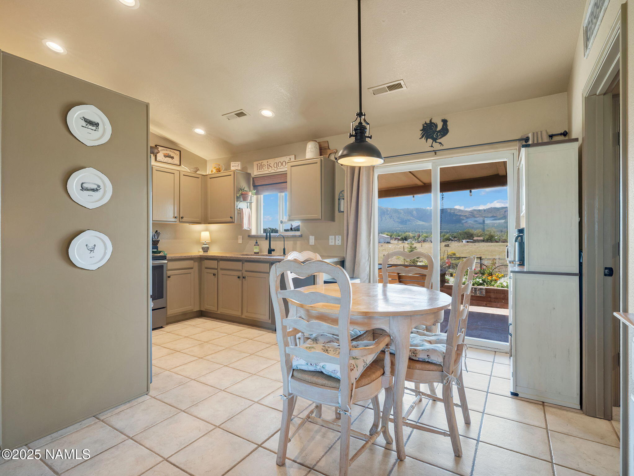 8390 Stardust Trail Flagstaff, AZ 86004 - Photo 8 of 27 Eat in