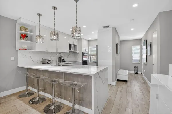 a view of a kitchen and kitchen island