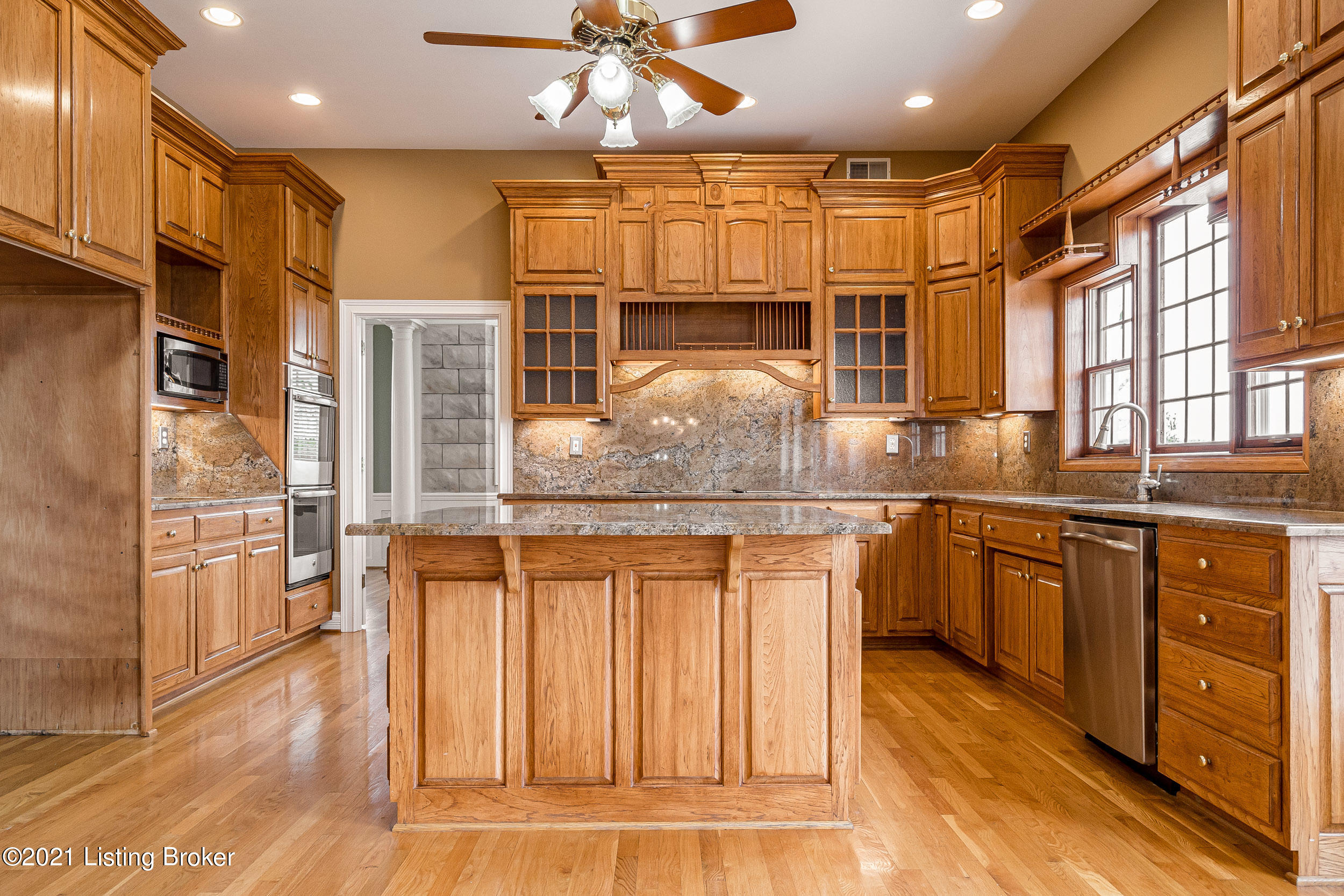 15301 Deer Run Road Louisville, KY 40299 - Photo 15 of 95 Spacious Eat-in Kitchen open to Great Room