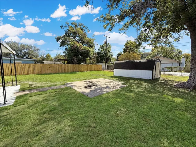 a view of a backyard