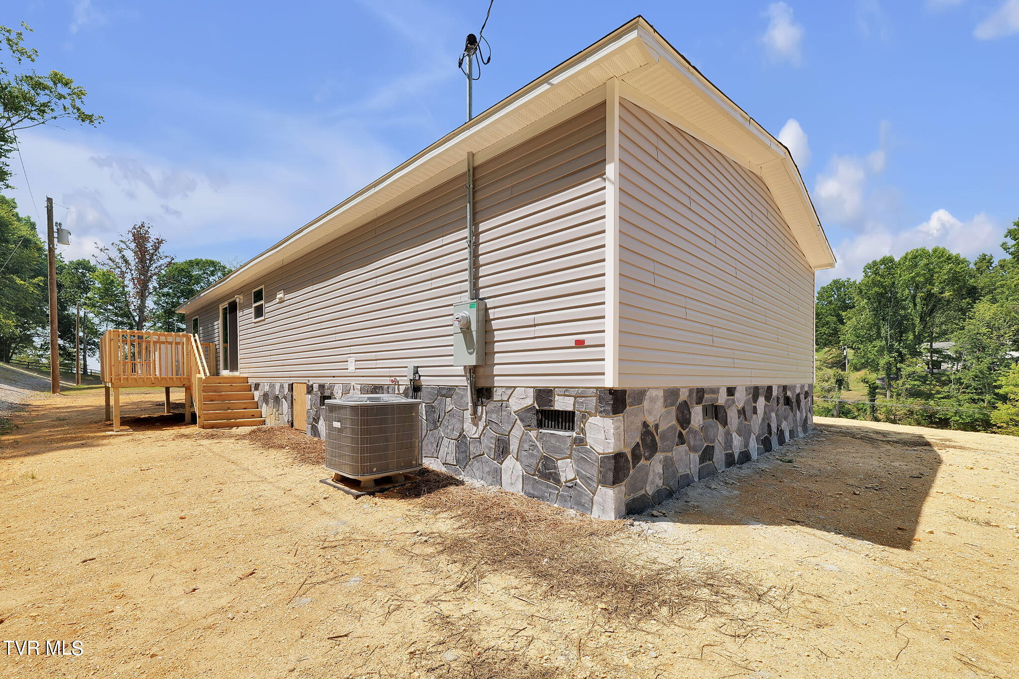8486 Reedy Creek Road Bristol, VA 24202 - Photo 5 of 32 6-web-or-mls-8466-reedy-creek-rd