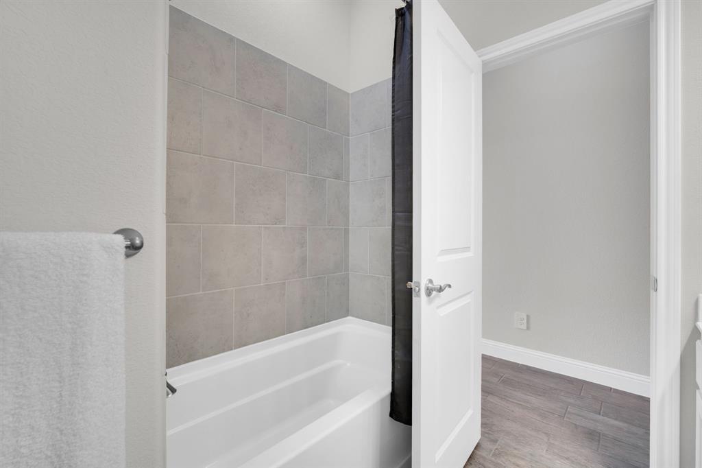395 Haven Road Waxahachie, TX 75165 - Photo 25 of 40 a bathroom with a bathtub