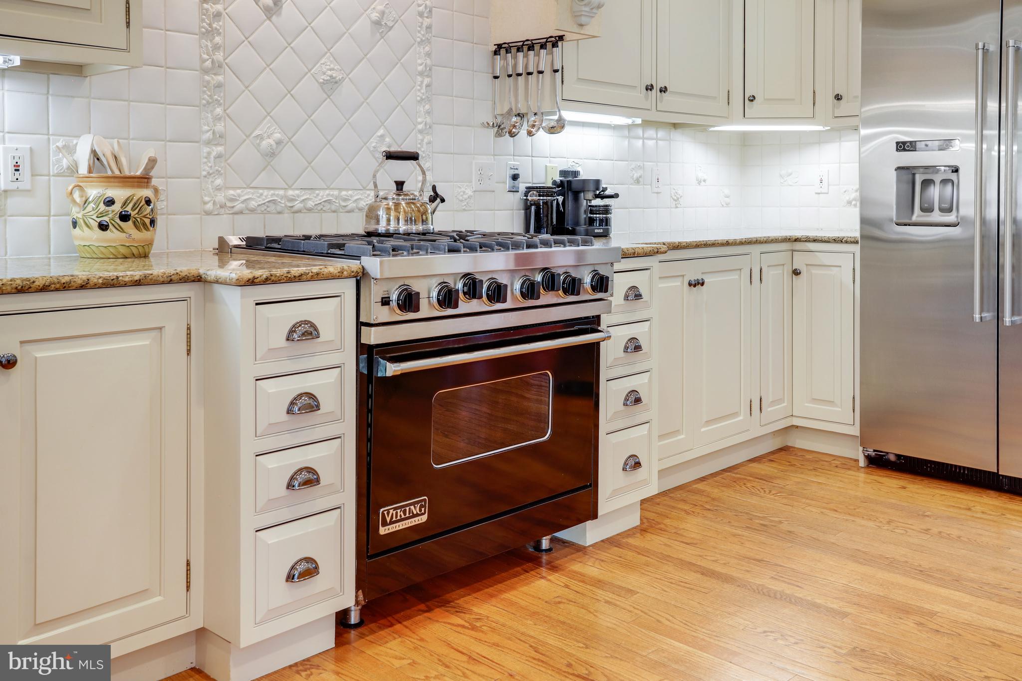 5629 Newington Road Bethesda, MD 20816 - Photo 13 of 65 Viking Stove