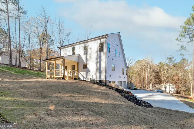 a view of a house with a yard