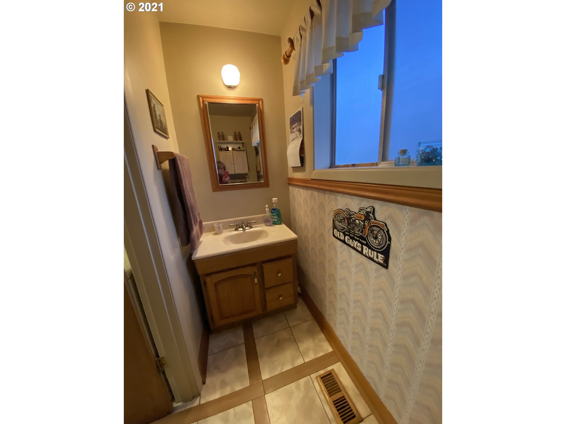 3227 Southwest Isaac Avenue Pendleton, OR 97801 - Photo 14 of 30 a view of a refrigerator a sink and a window