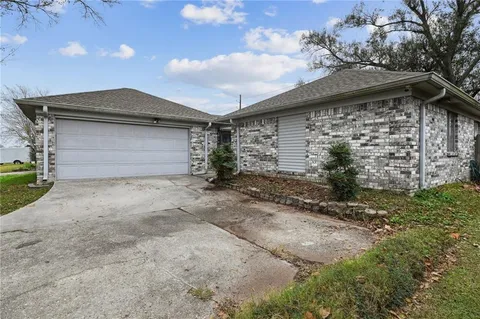 $215,000 | 2244 Sugarloaf Drive, Harvey, LA 70058