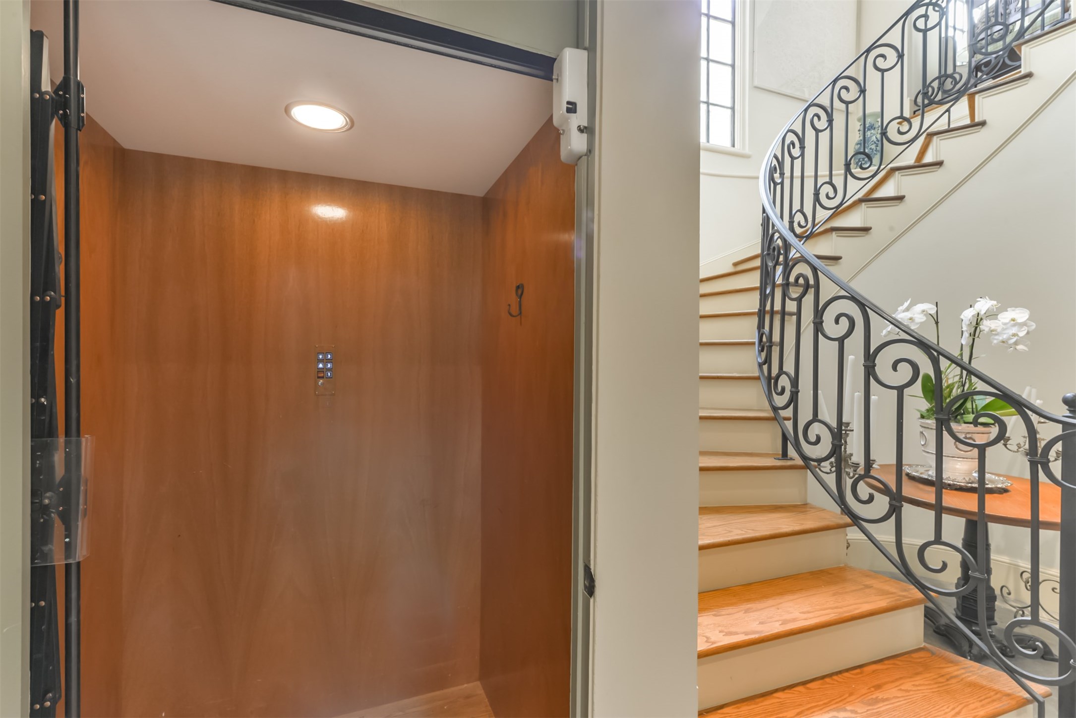 2712 Ferndale Street Houston, TX 77098 - Photo 8 of 49 a view of entryway