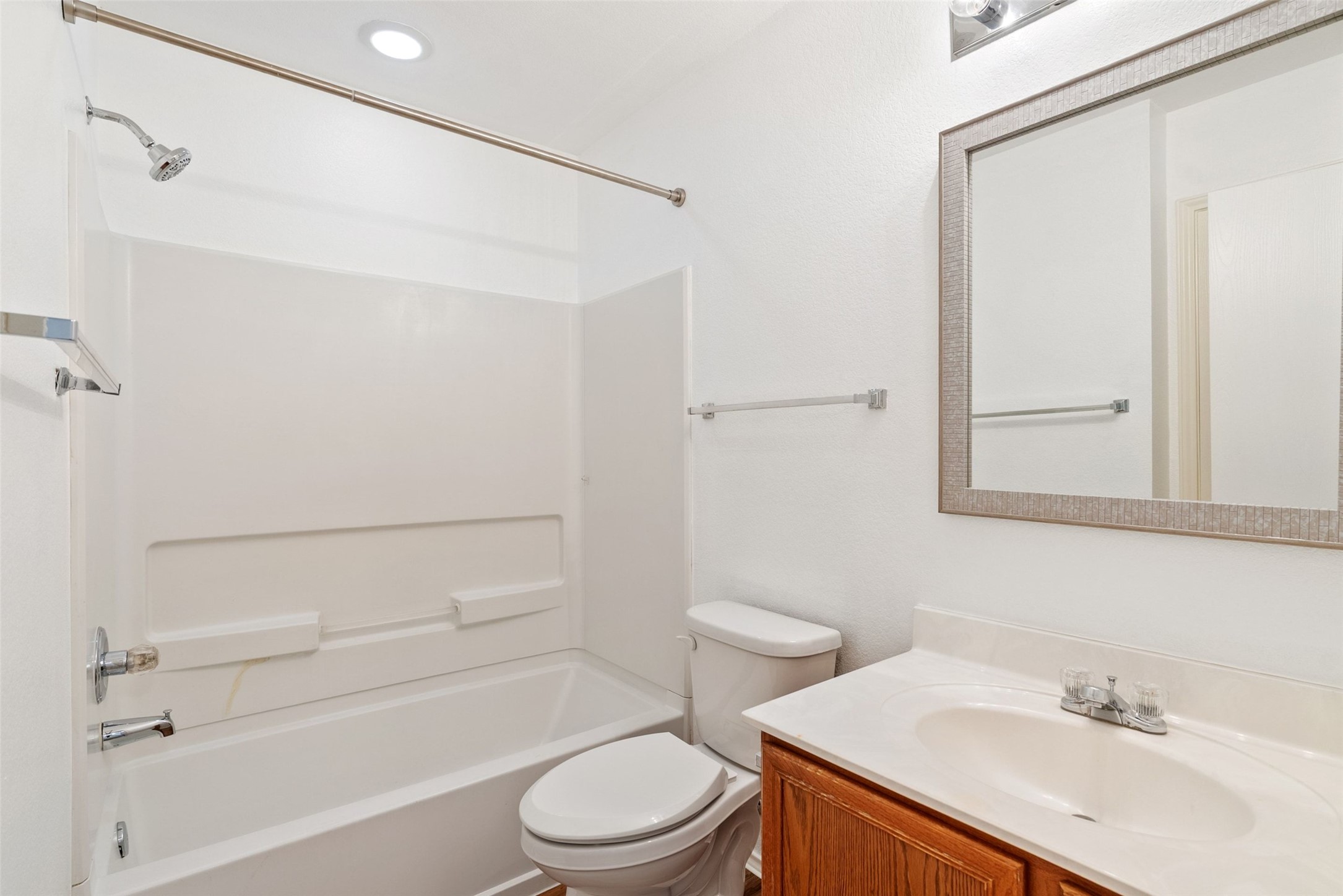 6629 Doyal Drive Austin, TX 78747 - Photo 31 of 37 Shared upstairs bathroom