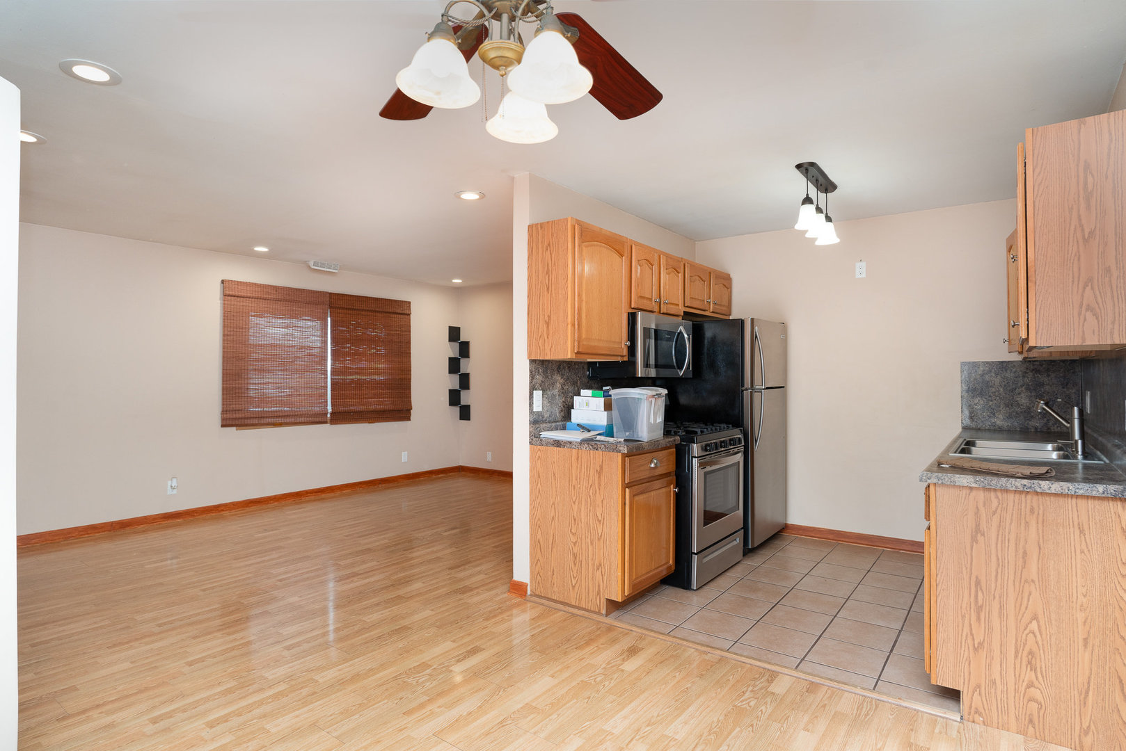 2363 Carnation Drive, Unit 301D Crest Hill, IL 60403 - Photo 5 of 32