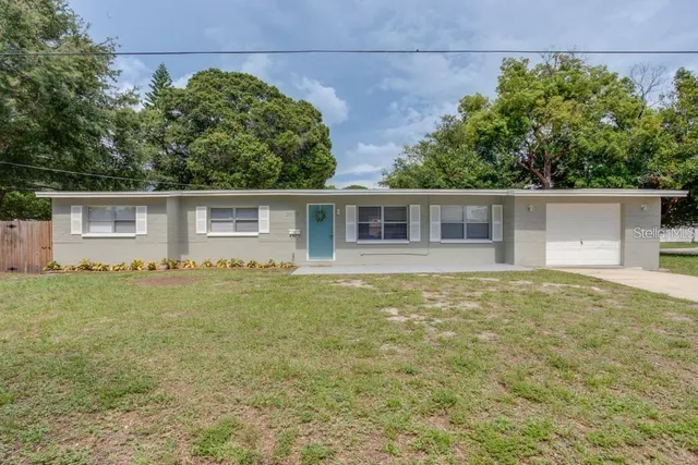 a view of a house with a yard