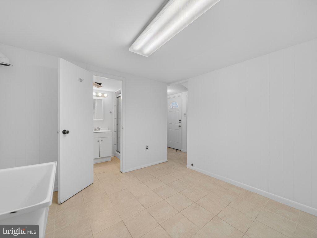 10402 Royalton Terrace Silver Spring, MD 20901 - Photo 22 of 31 laundry area