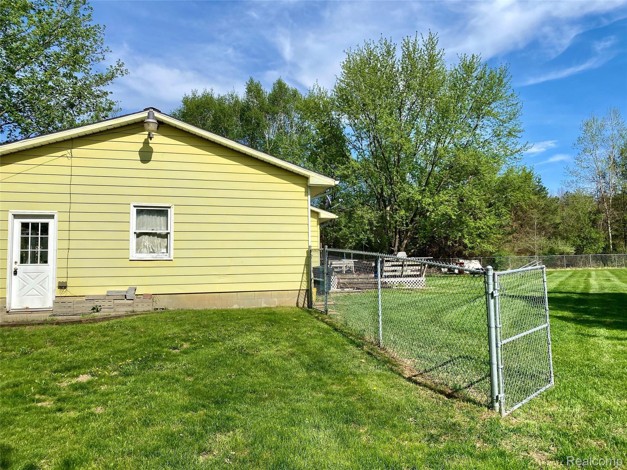 10350 East Stanley Road Davison, MI 48423 - Photo 5 of 49 E9E10678-5C1E-4AB8-9424-AE7110A7BC4E_1_201_a.jpeg