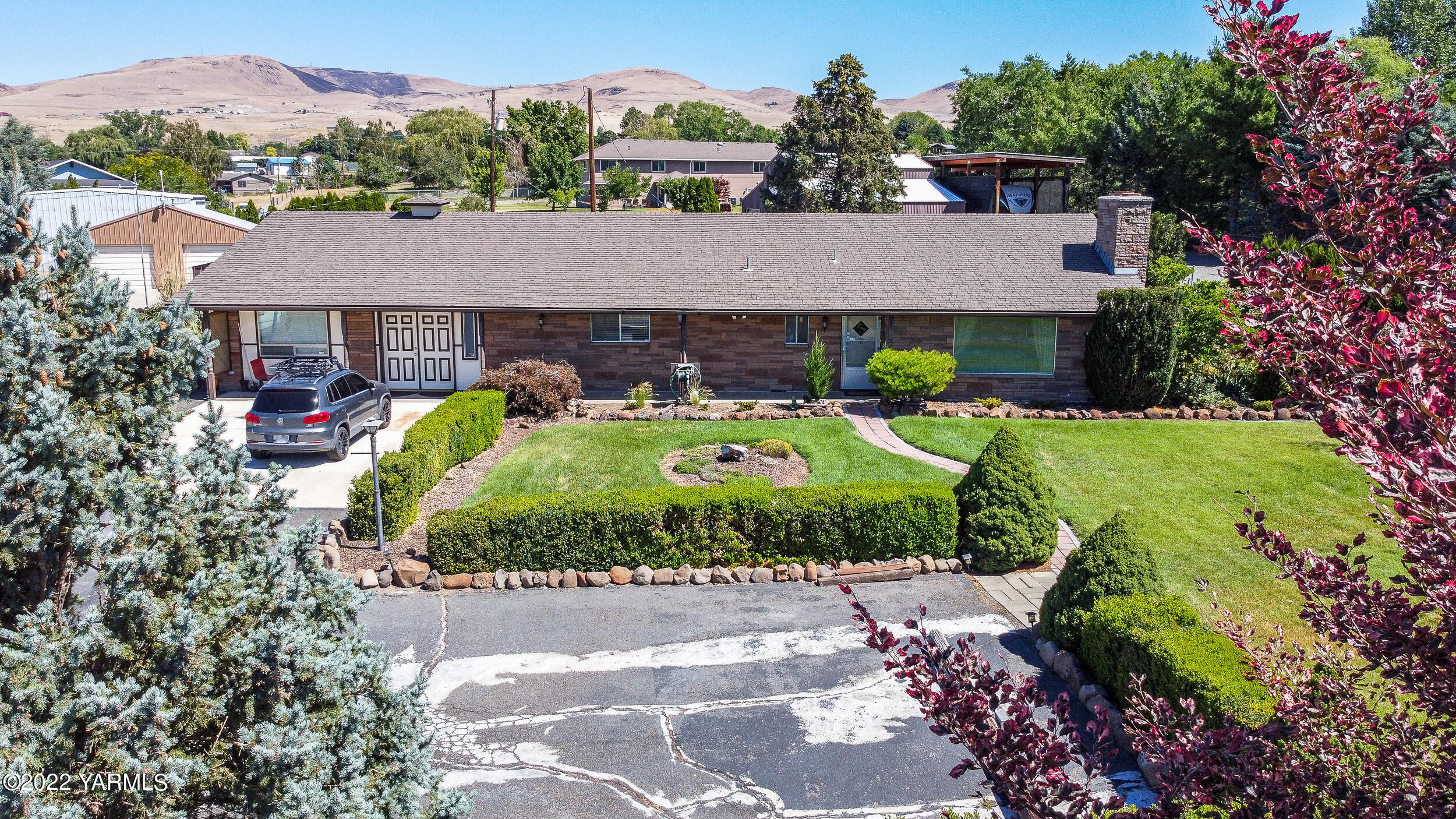 7401 Bittner Road Yakima, WA 98901 - Photo 5 of 55 a view of a house with a yard and garden