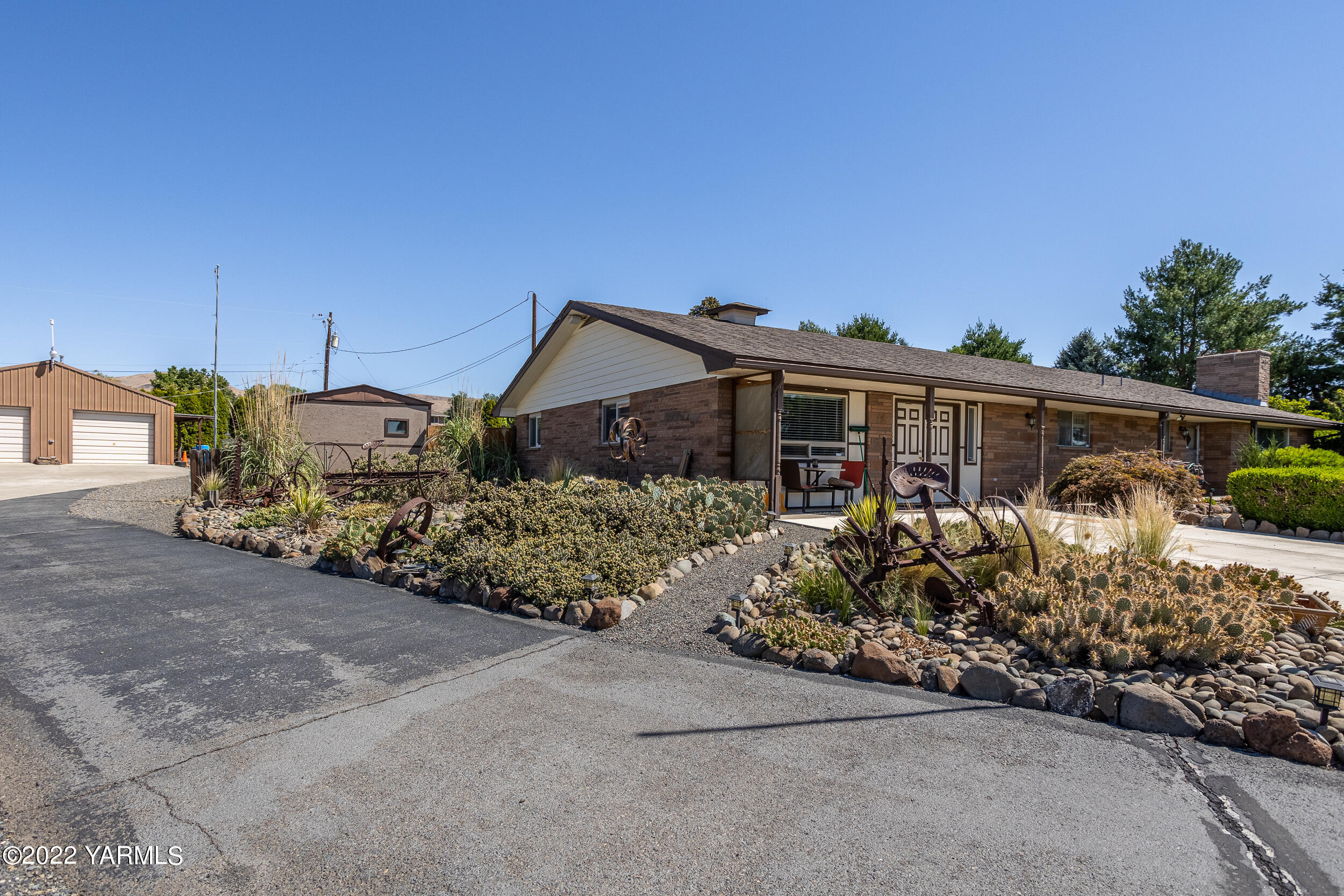 7401 Bittner Road Yakima, WA 98901 - Photo 6 of 55 a front view of a house with a garden