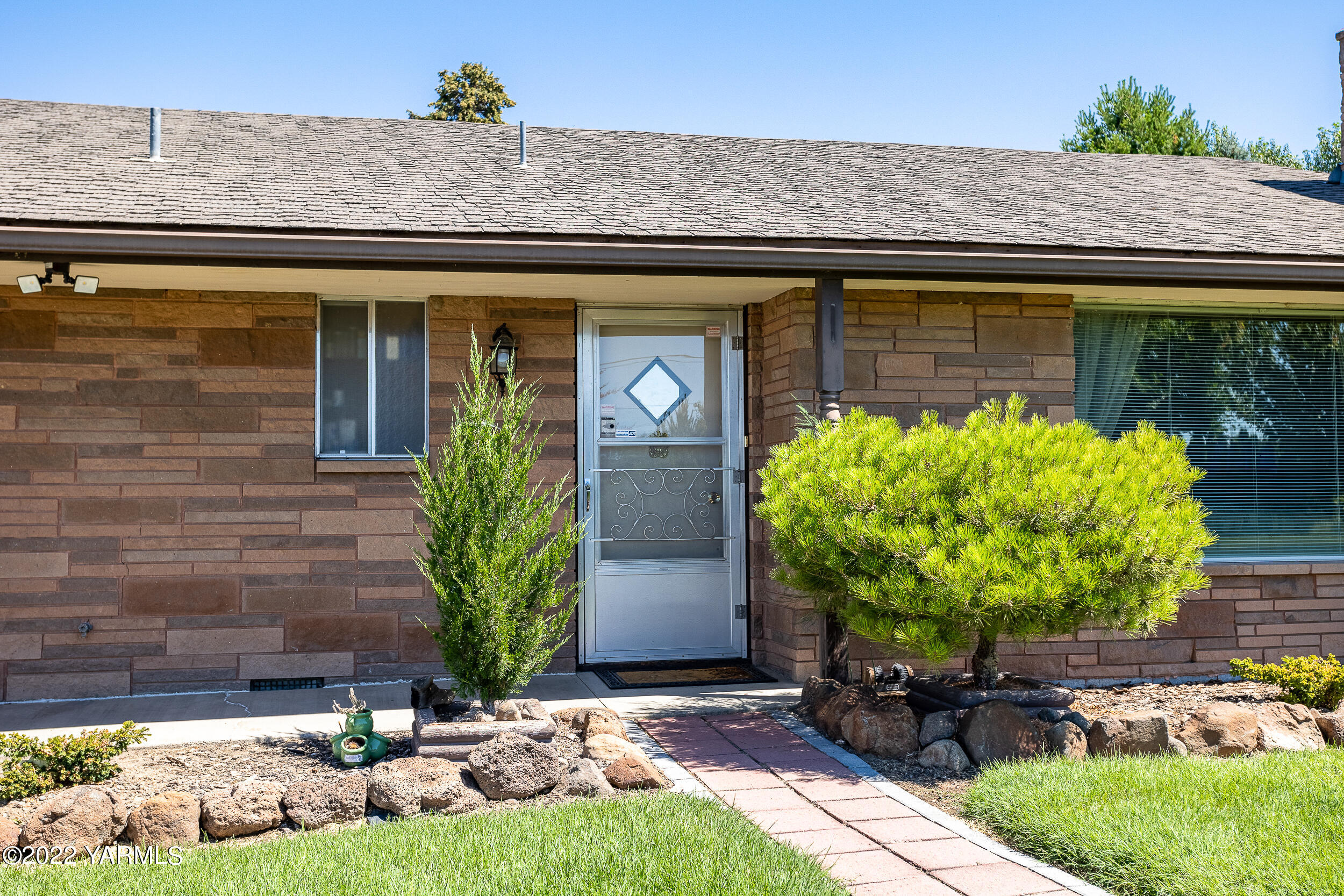 7401 Bittner Road Yakima, WA 98901 - Photo 8 of 55 a front view of a house with garden