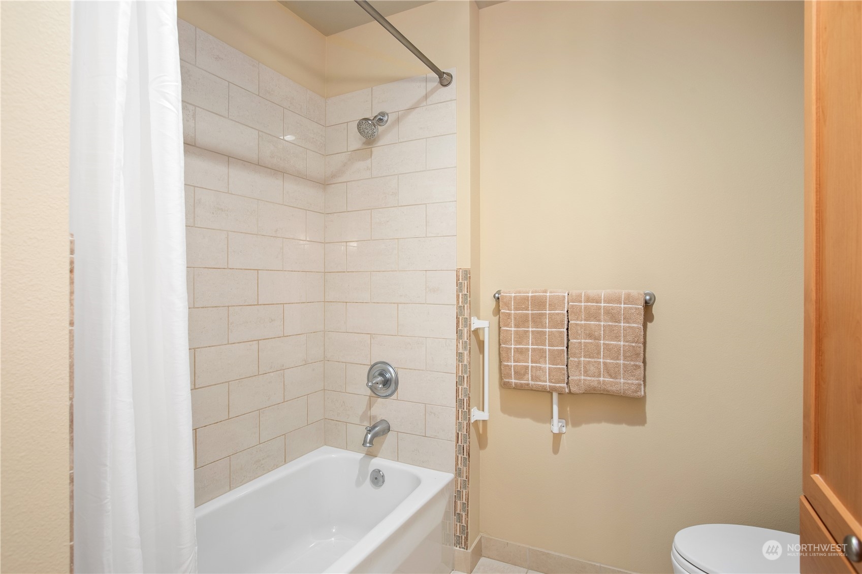 51 Pine Street, Unit 104 Edmonds, WA 98020 - Photo 26 of 40 a bathroom with a bathtub and toilet