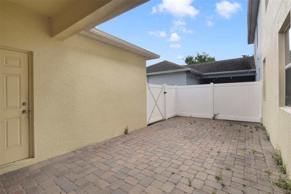1209 Seburn Road Apopka, FL 32703 - Photo 21 of 25 a view of a garage