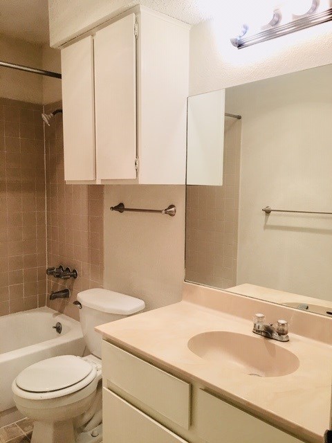 13212 Rampart Street Austin, TX 78727 - Photo 11 of 12 Hall bath