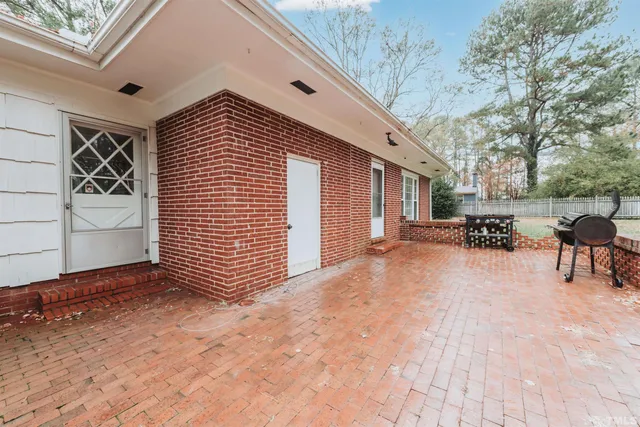 a view of outdoor space with porch and livingroom