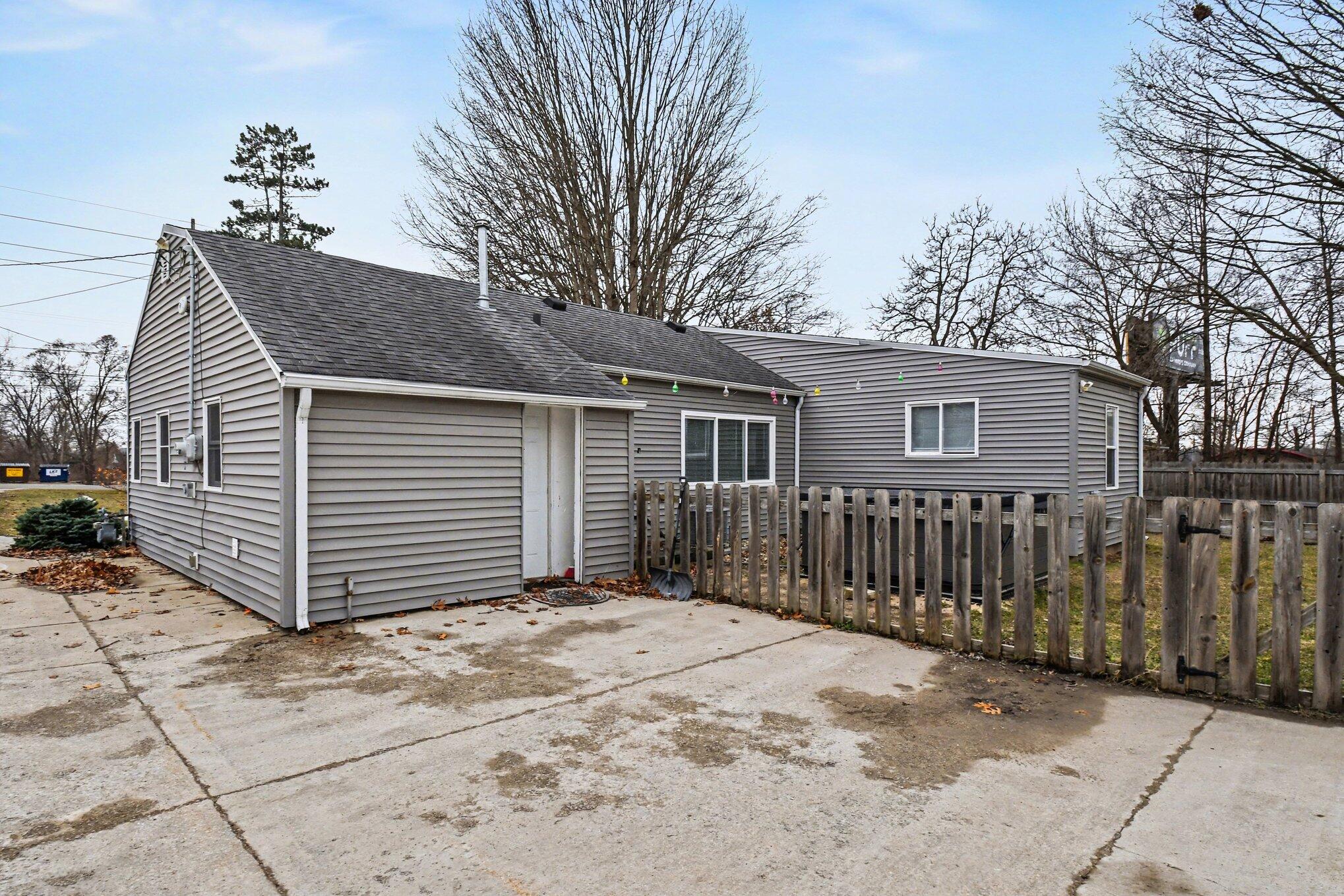 1109 Stateline Road Niles, MI 49120 - Photo 13 of 16 014_file_7709