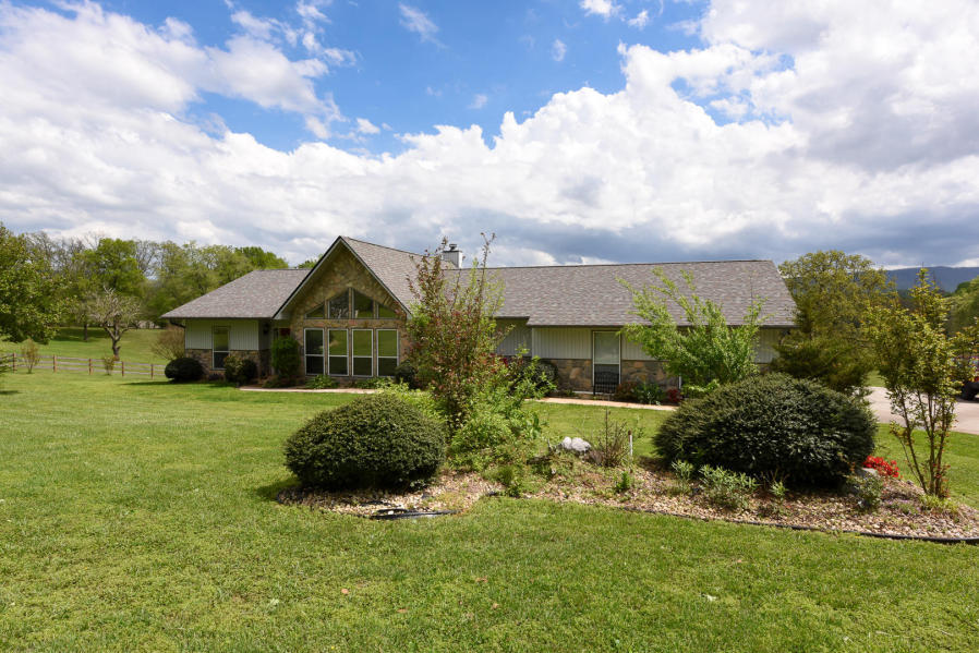 3120 Pineview Road Maryville, TN 37803 - Photo 7 of 31 Pretty Landscaping