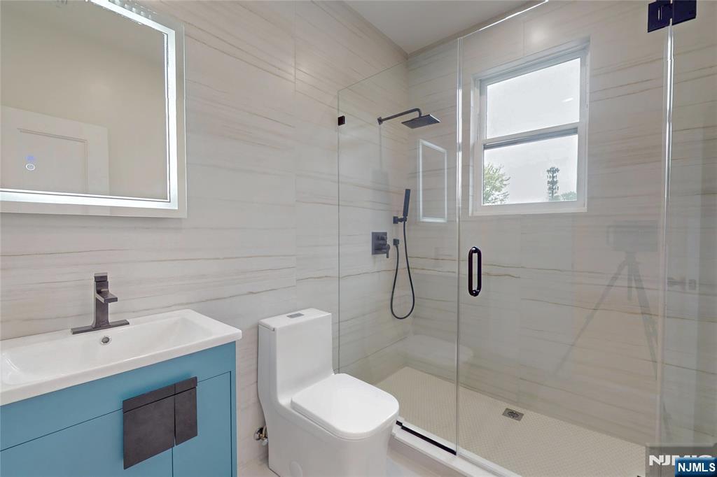 415 Bailey Road Paramus, NJ 07652 - Photo 31 of 44 a bathroom with a toilet sink shower and mirror