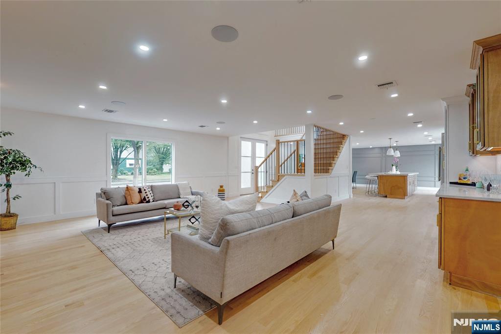 415 Bailey Road Paramus, NJ 07652 - Photo 7 of 44