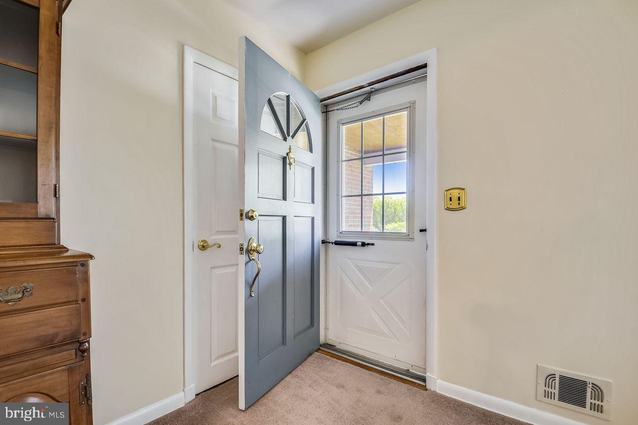 8708 Ashford Road Baltimore, MD 21234 - Photo 4 of 31 Living Room Entry
