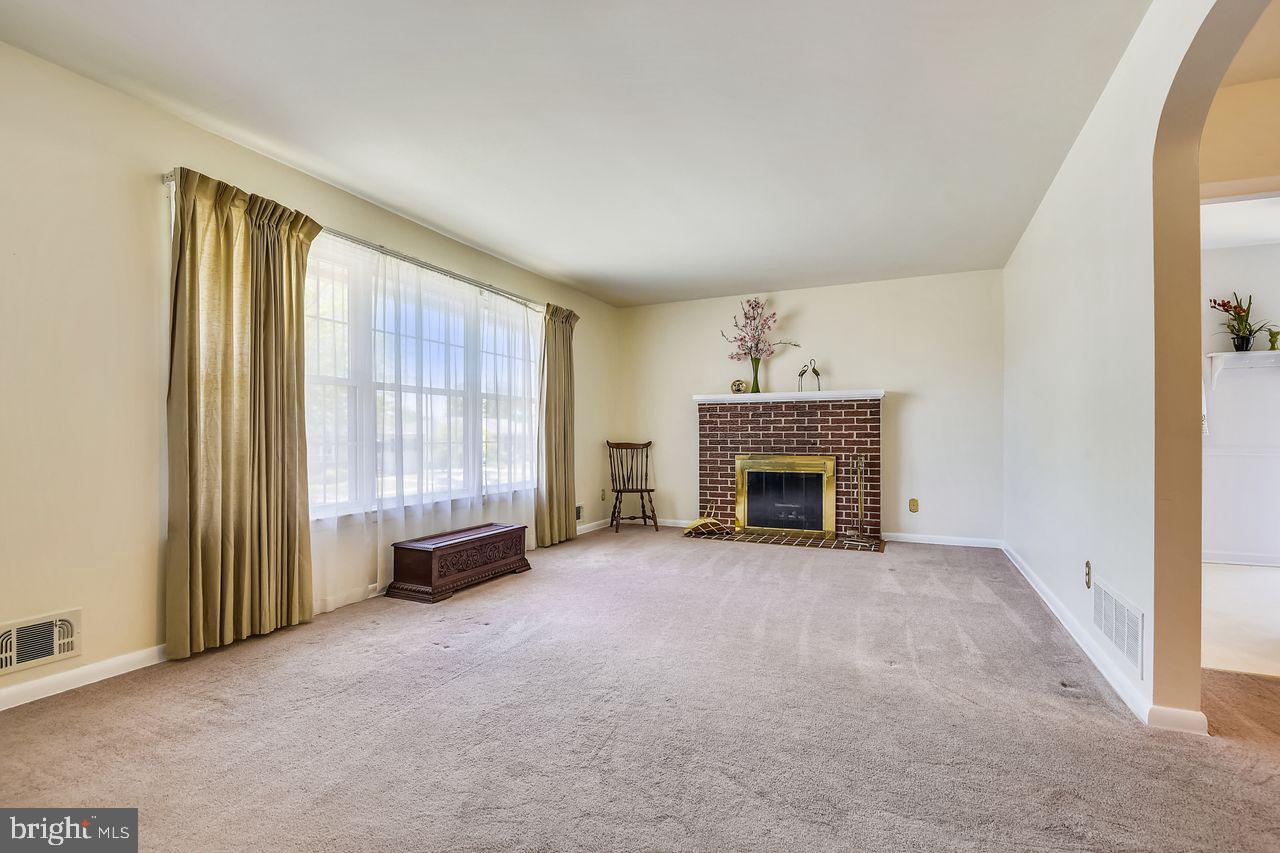 8708 Ashford Road Baltimore, MD 21234 - Photo 6 of 31 Bright Living Room