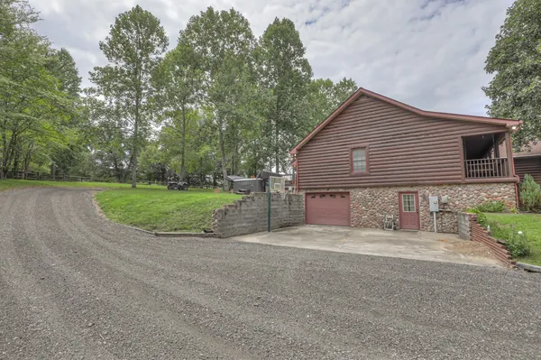 $950,000 | 118 Robert Simmons Road, Westmoreland, TN 37186