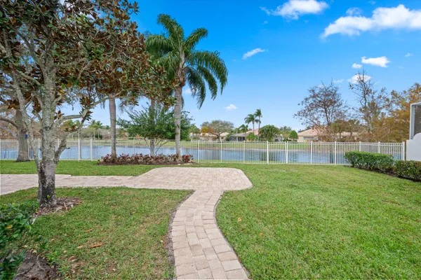 a view of a house with backyard and garden