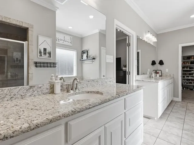 $357,500 | 810 Chestnut Grove Drive, Cleburne, TX 76033