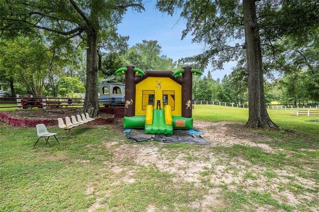 a view of a yard with a house