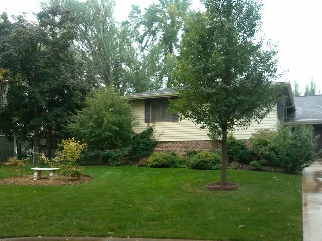 a view of a house with a yard
