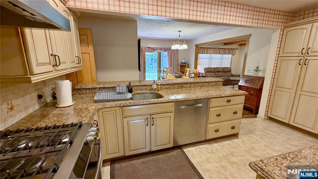 270 Kensington Road River Edge, NJ 07661 - Photo 15 of 34