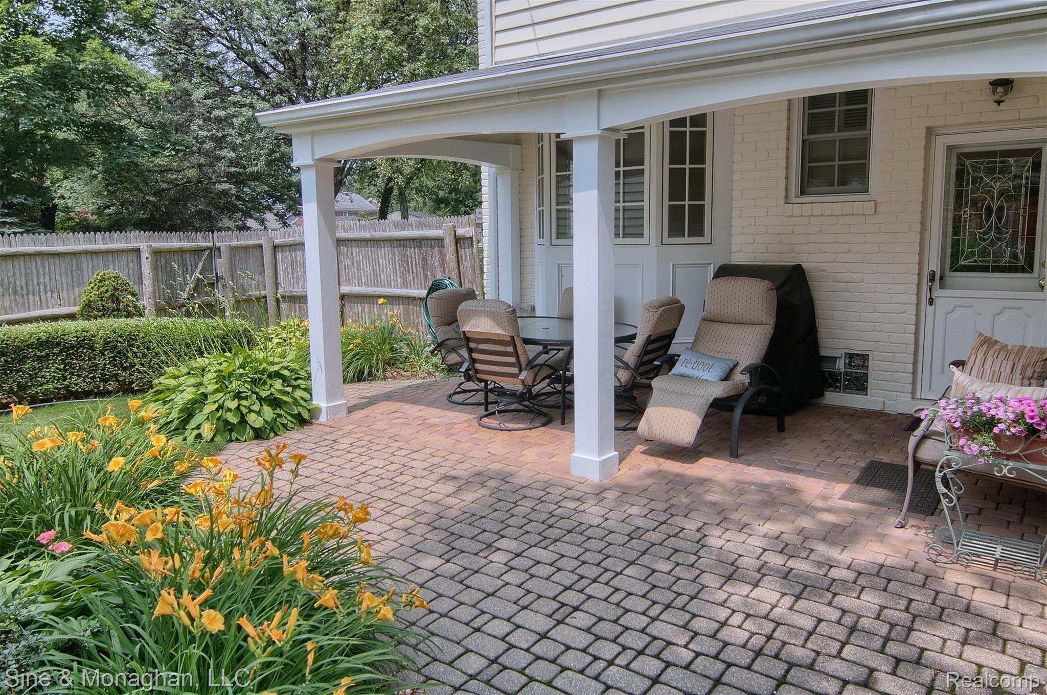 389 Merriweather Road Grosse Pointe, MI 48236 - Photo 29 of 33 30-Patio.jpg