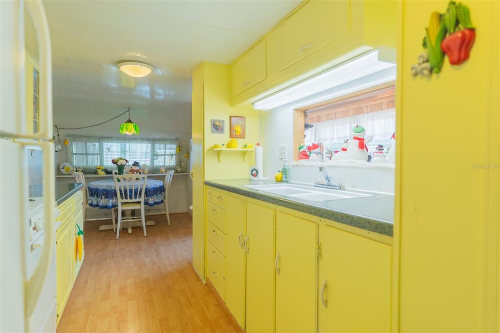 28 Basin Street Lorida, FL 33857 - Photo 8 of 28 a view of a dining room with furniture and a chandelier