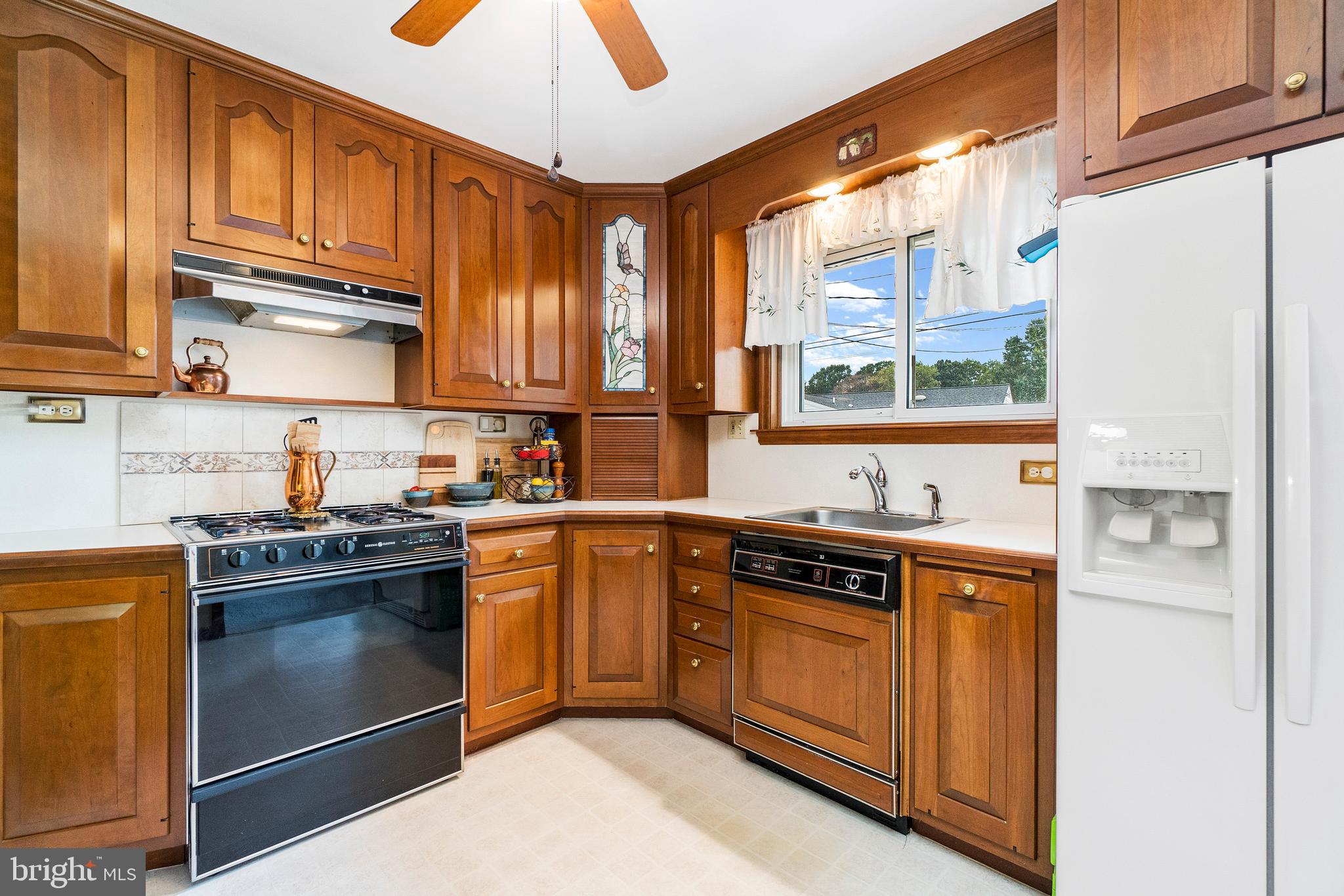 1512 Cavel Road Baltimore, MD 21237 - Photo 16 of 34 Kitchen