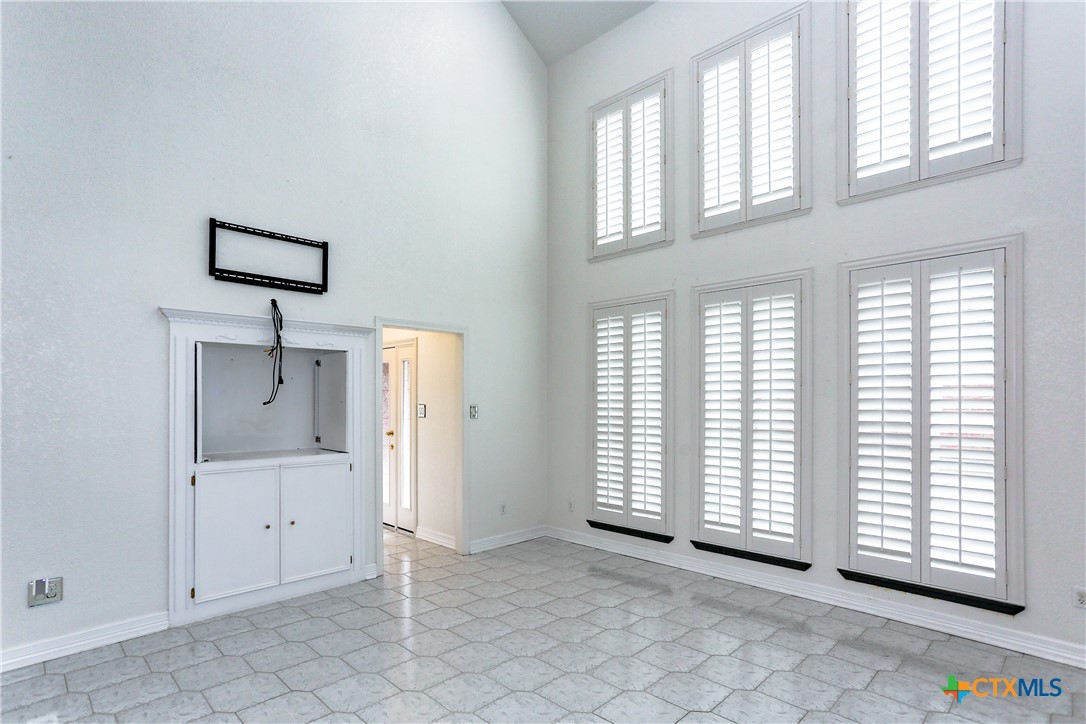 2110 Lakeview Loop Killeen, TX 76543 - Photo 21 of 42 an empty room with windows and closet