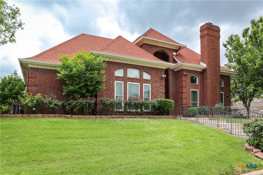 2110 Lakeview Loop Killeen, TX 76543 - Photo 3 of 42 a front view of a house with a yard