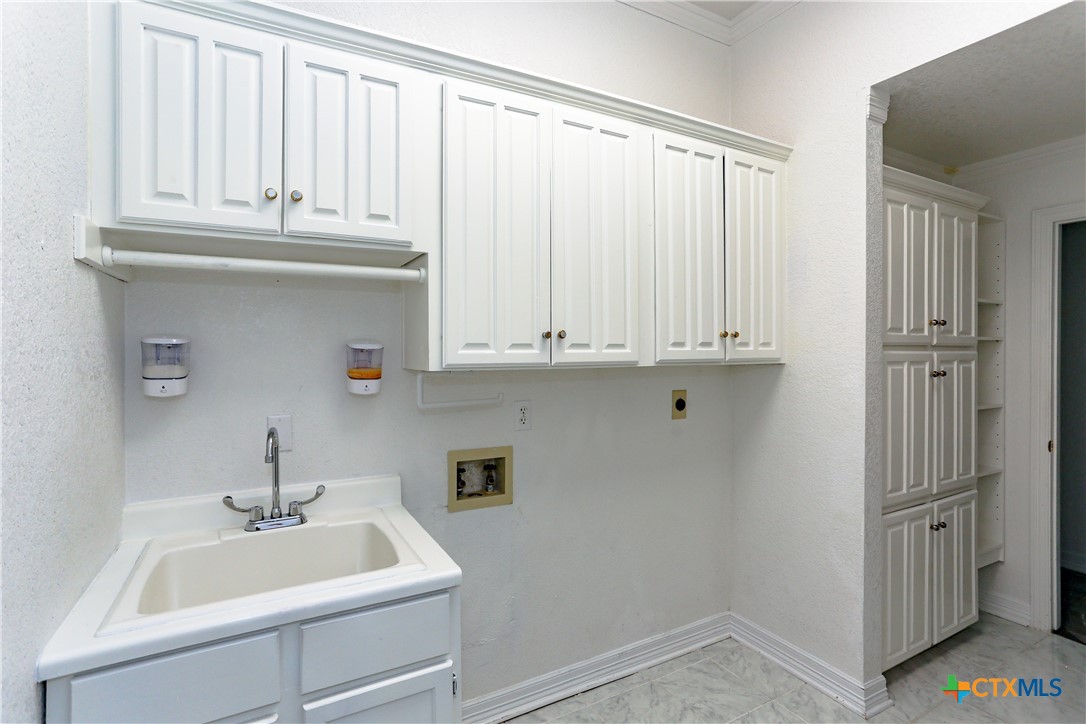 2110 Lakeview Loop Killeen, TX 76543 - Photo 33 of 42 a bathroom with a sink and a window
