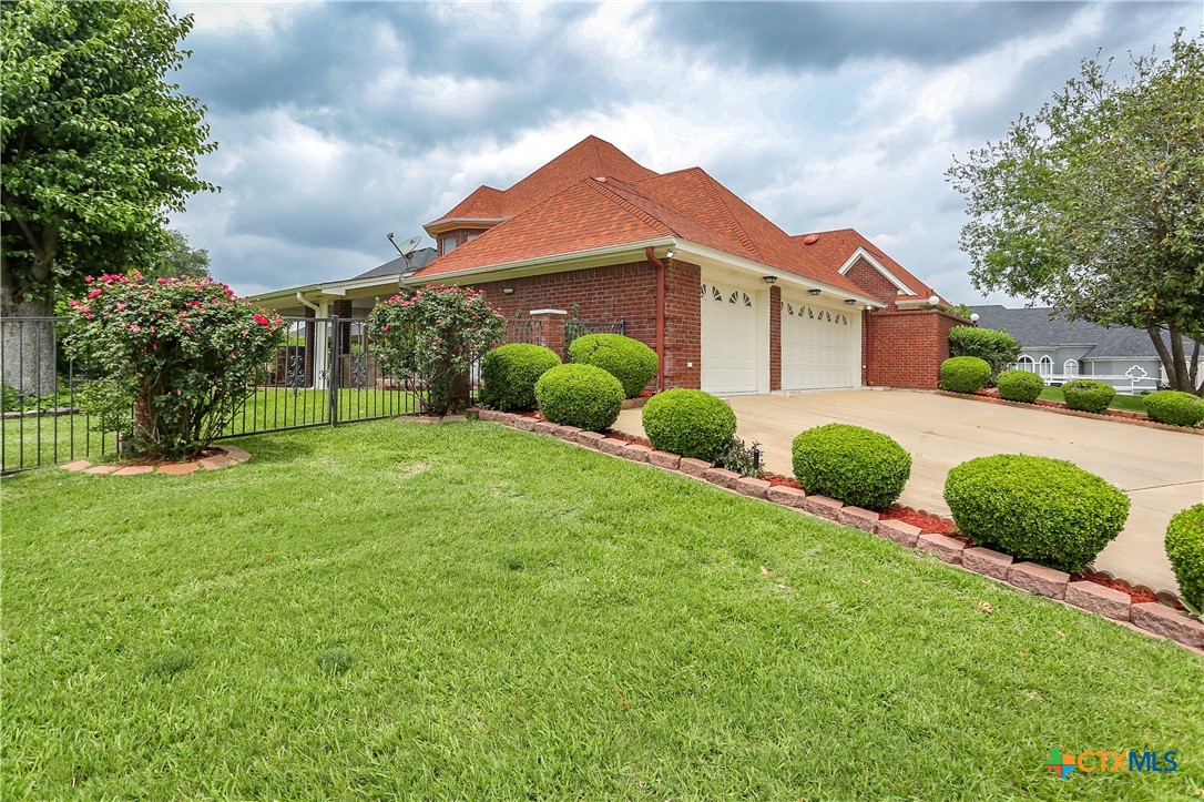 2110 Lakeview Loop Killeen, TX 76543 - Photo 4 of 42 a front view of a house with garden