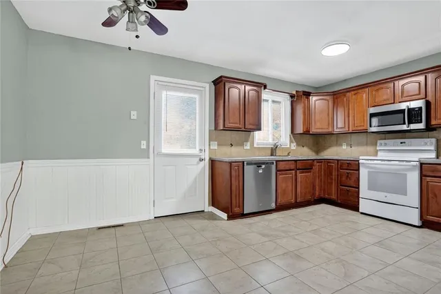 $235,000 | 1518 Southeast 15th St Place, Oak Grove, MO 64075