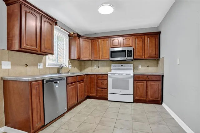 $235,000 | 1518 Southeast 15th St Place, Oak Grove, MO 64075