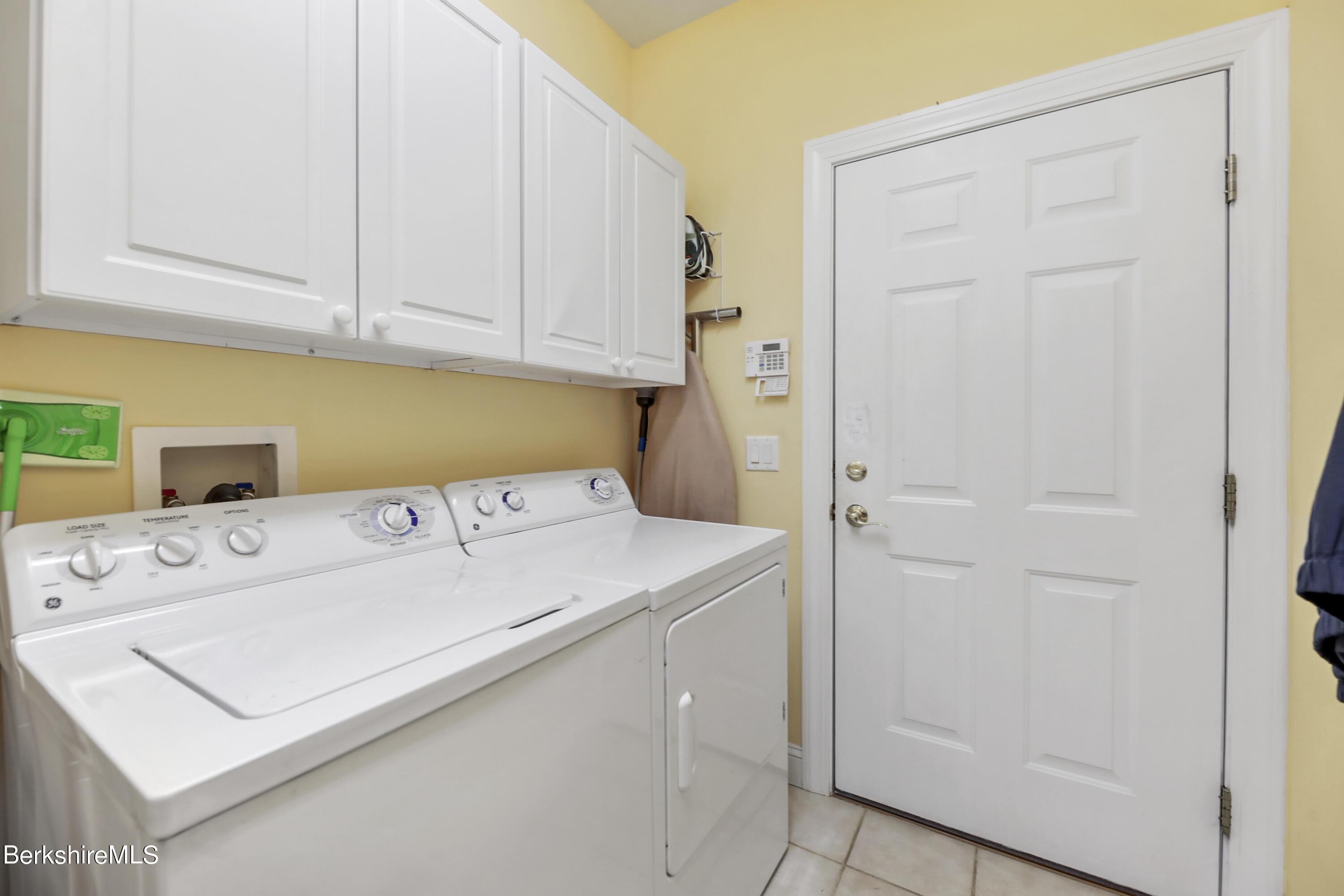 67 Alpine Trail Pittsfield, MA 01201 - Photo 15 of 40 a utility room with dryer and washer