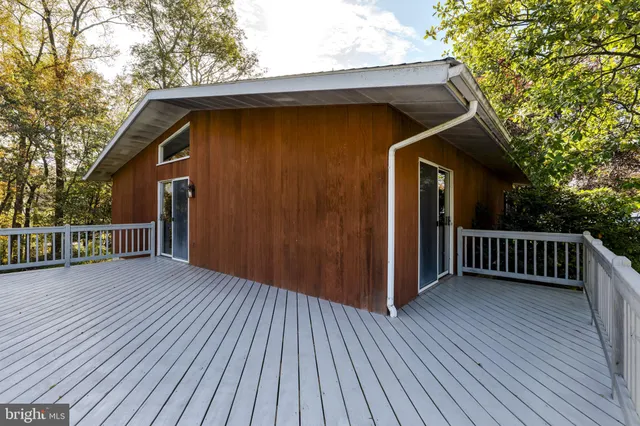 a view of a yard with an trees