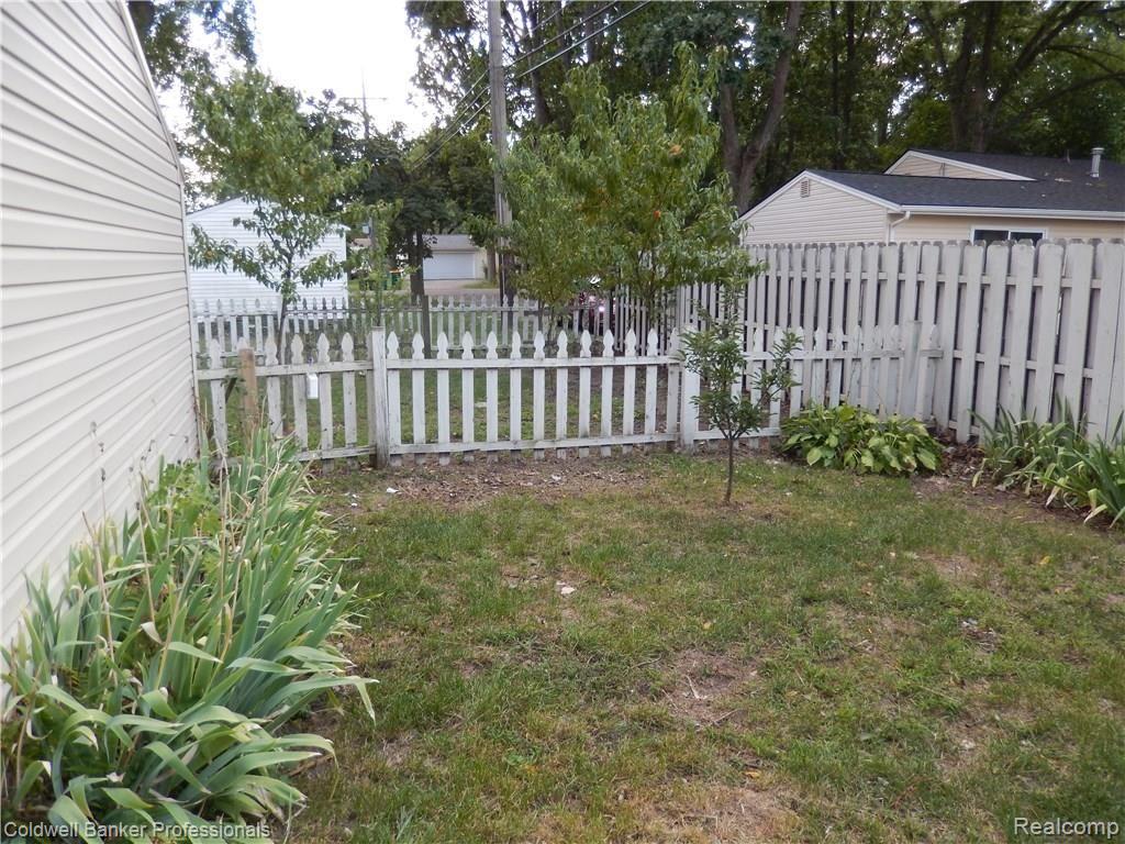 21223 Farmington Road Farmington, MI 48336 - Photo 19 of 36 DSCN2203.JPG